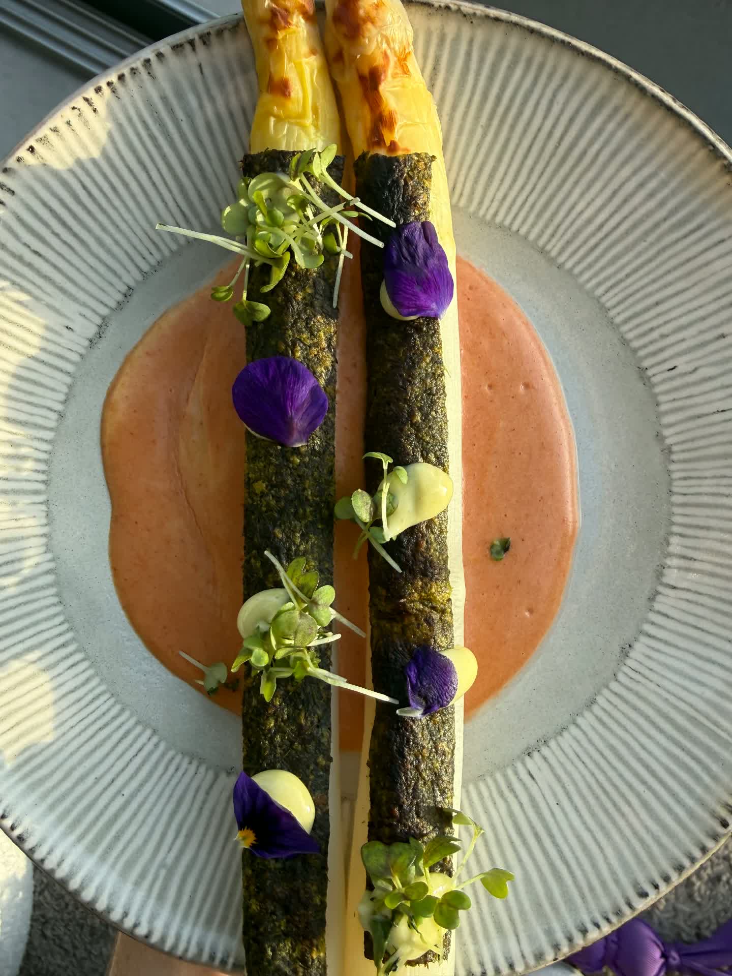 Witte asperges met nori en romige saus