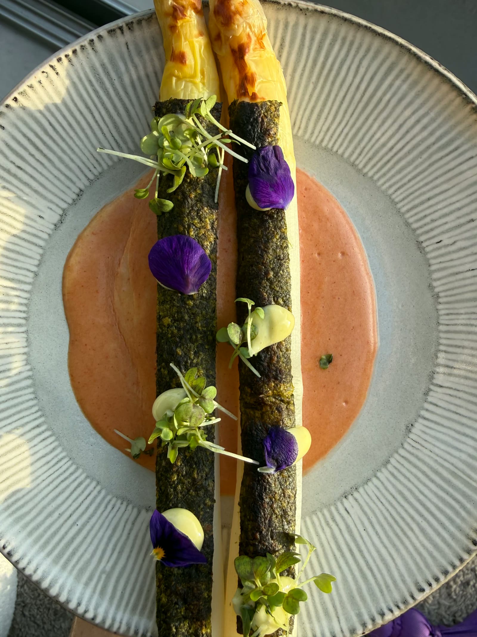 Witte asperge met nori en romige saus