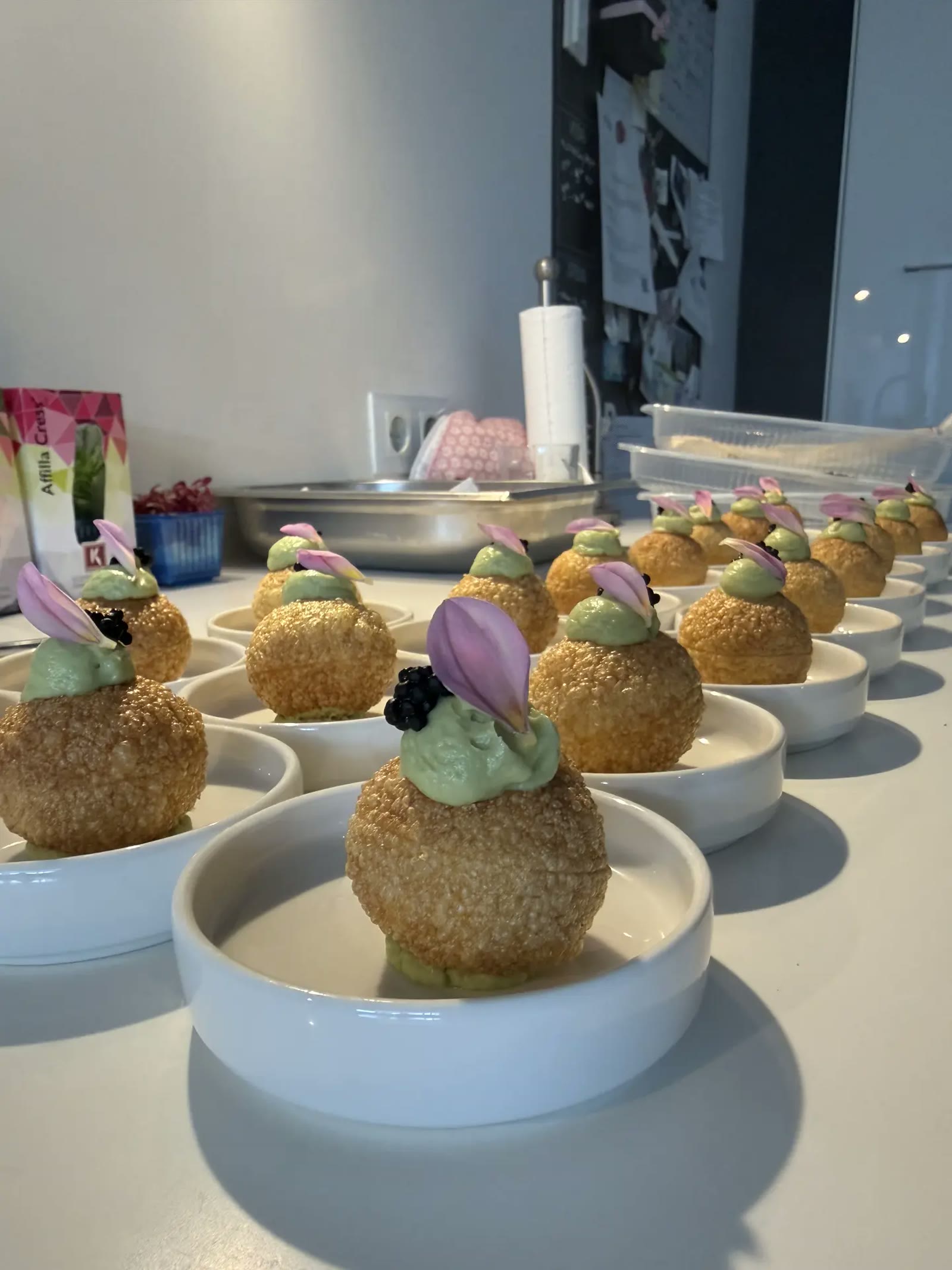 Pani Puri's met gamba tartaar en avocado crème