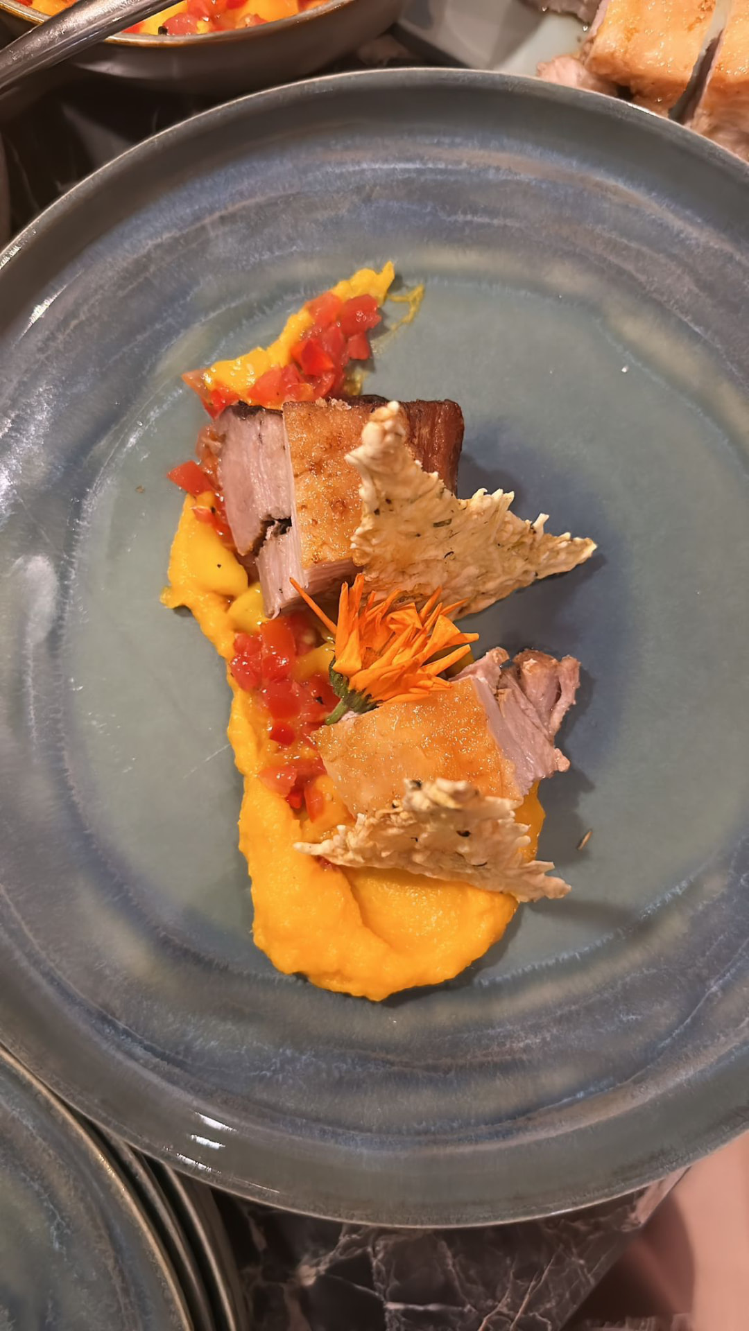Buikspek met wortelcrème en tomatensalsa