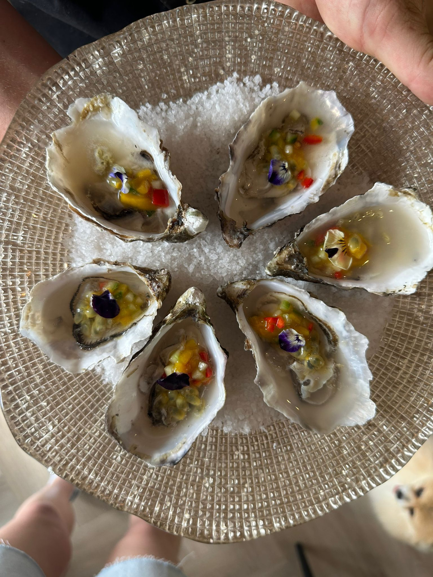 Oesters met passievrucht en paprika op zeezout