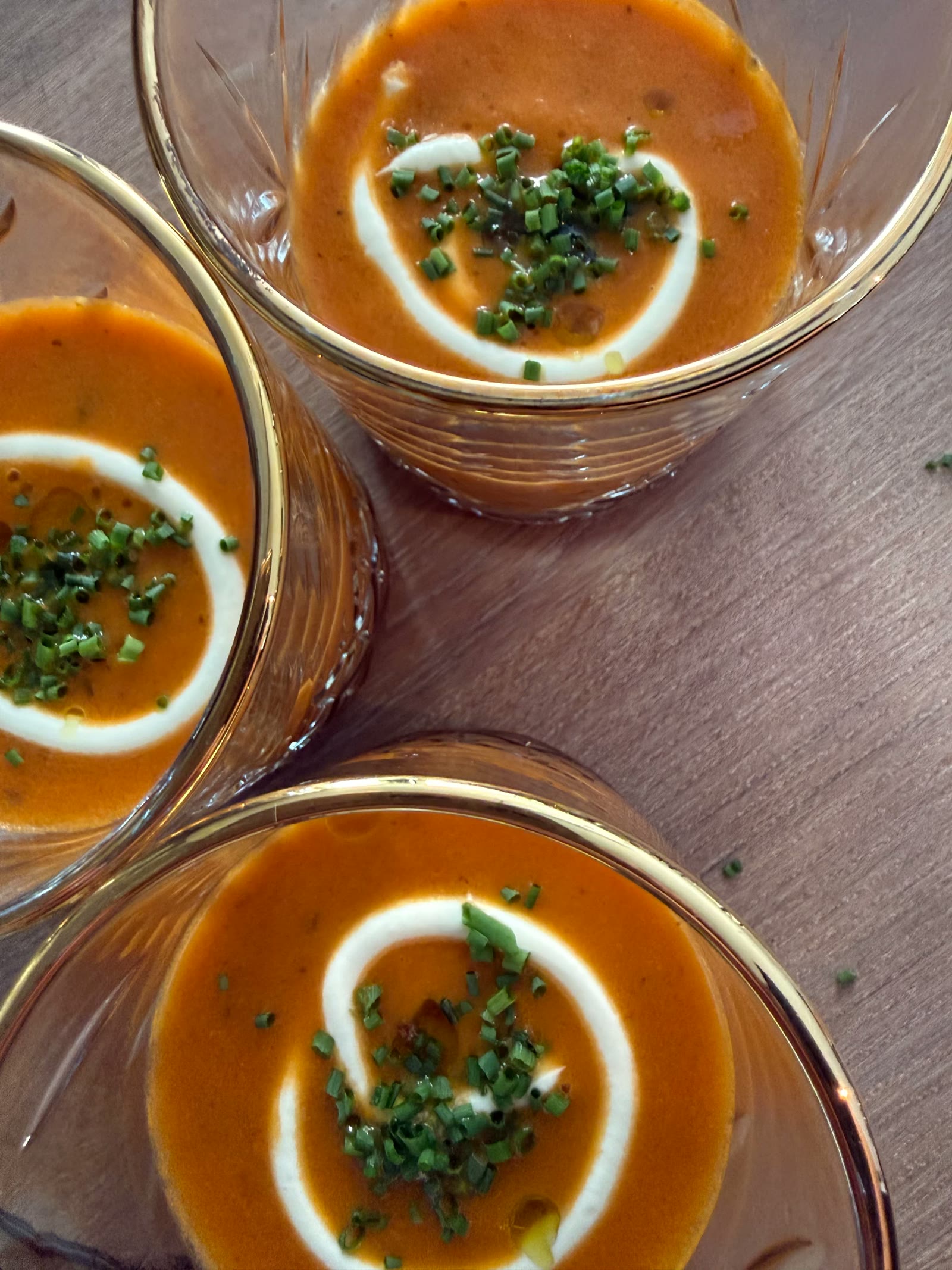 Soepje met crème fraîche en bieslook in kristalglas