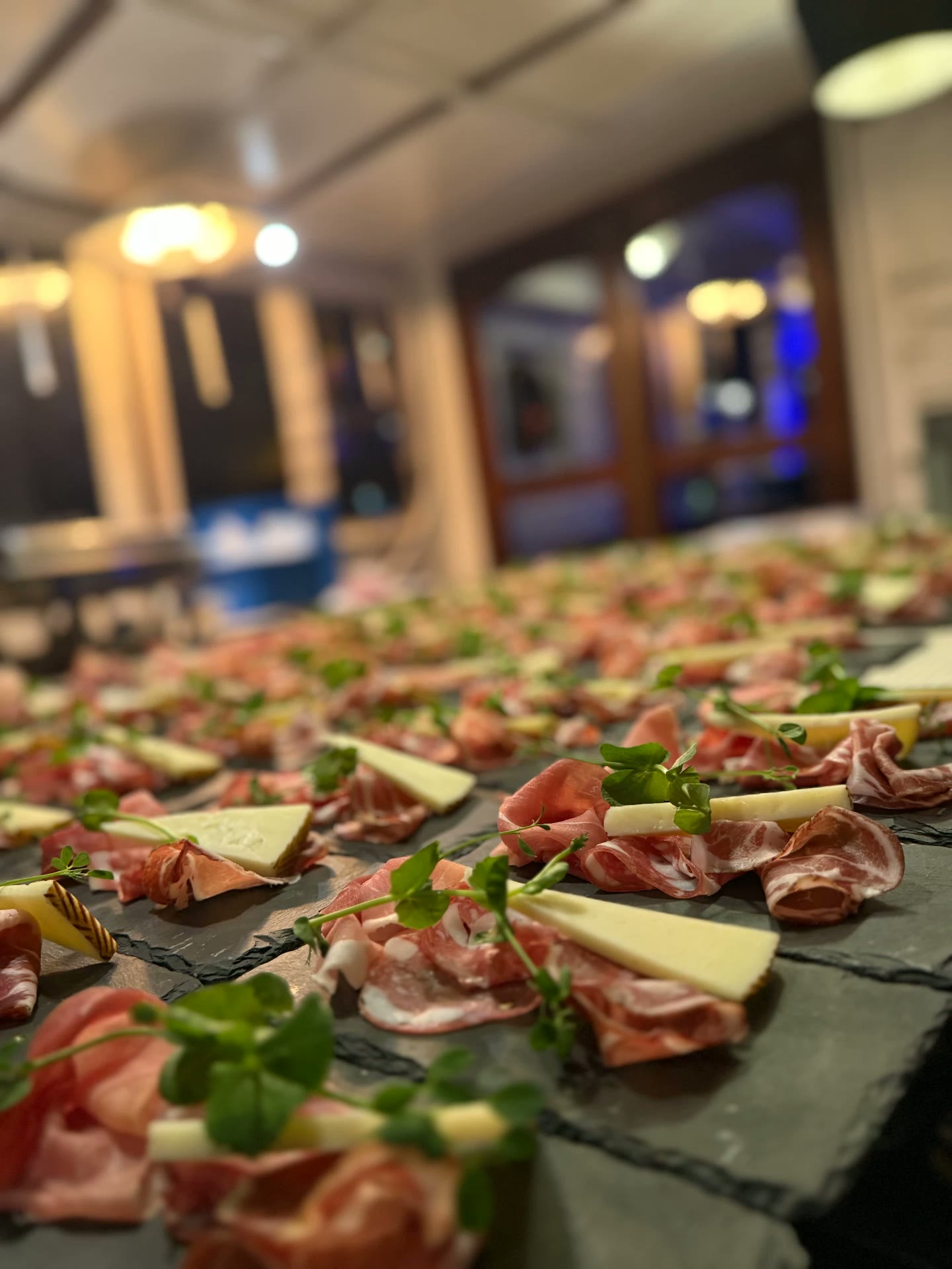 Charcuterie en kaas op leisteen