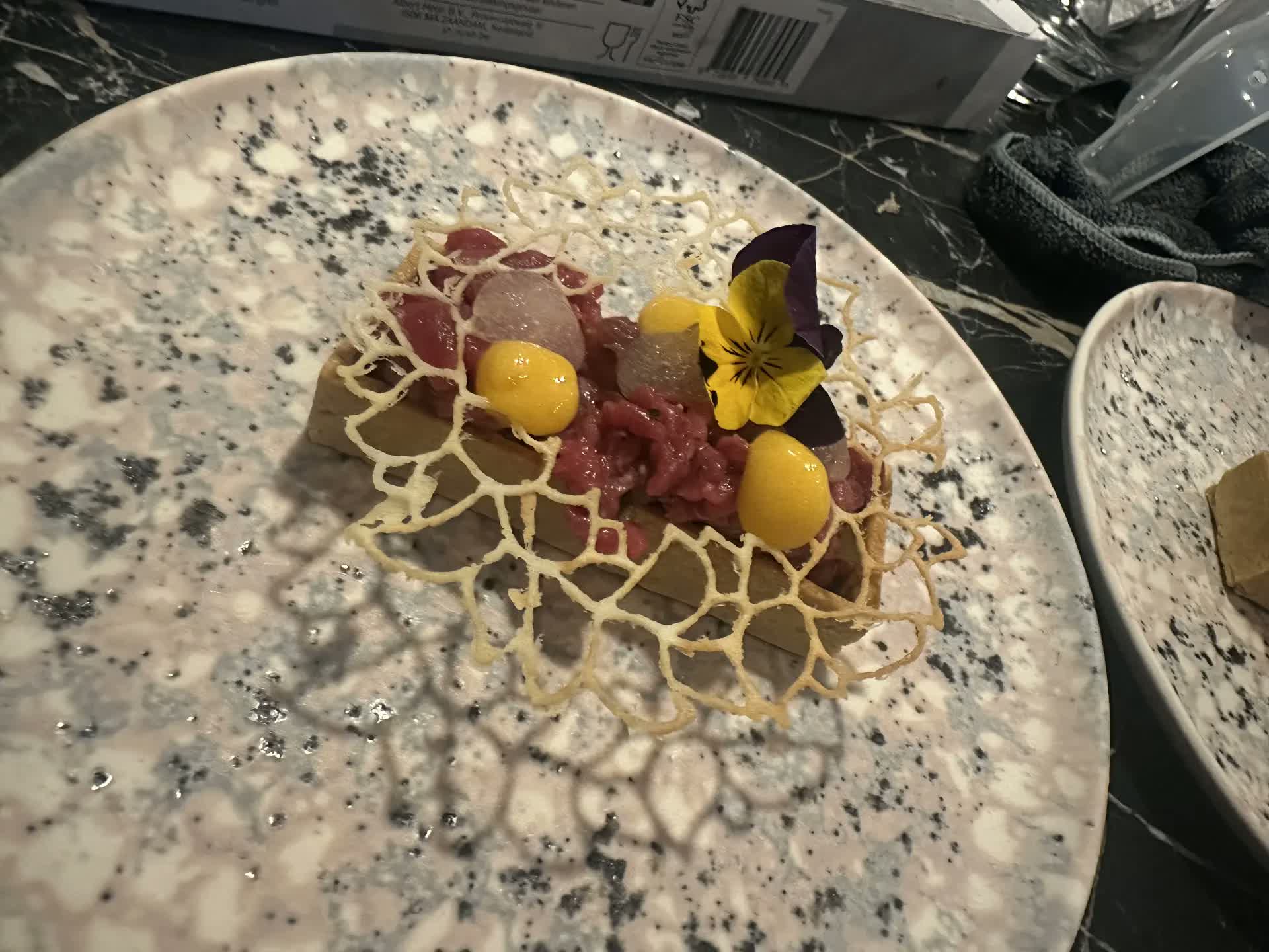 Steak tartaar met eigeelcrème en kaaskant