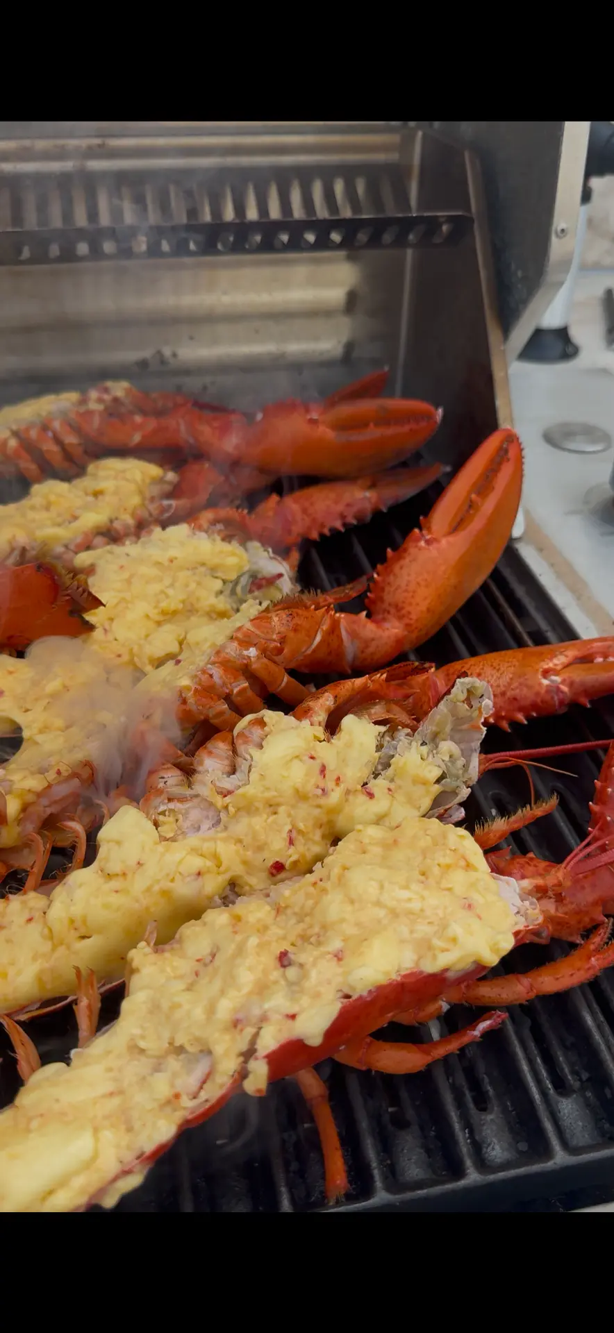 Kreeft met kruidenboter op de grill