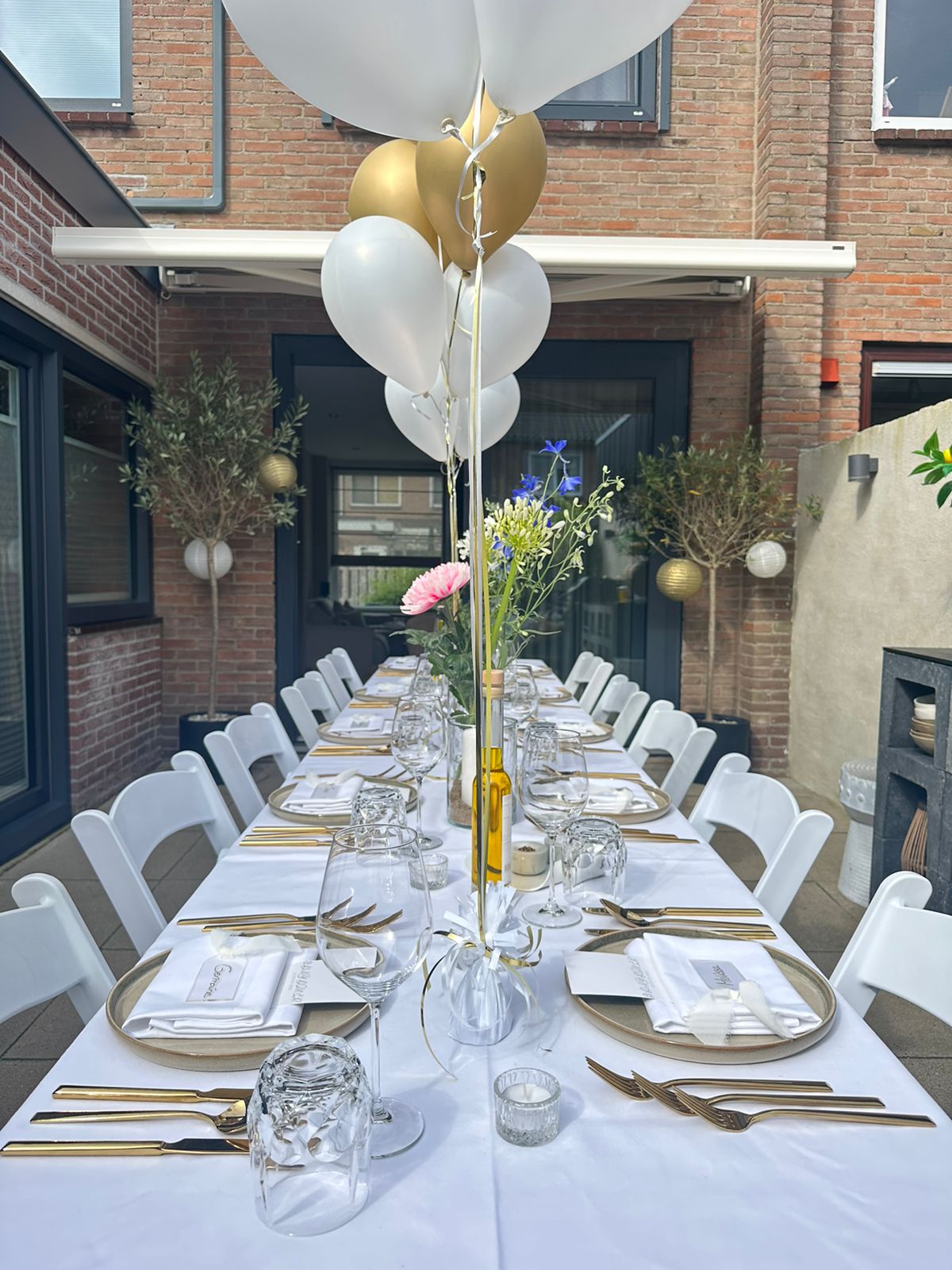 Feestelijk gedekte tafel in de tuin
