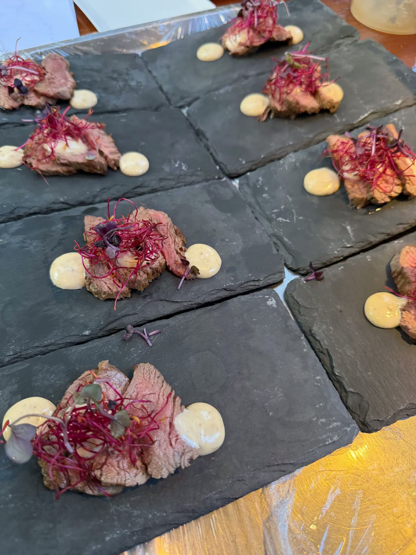 Diamanthaas met bearnaise op leisteen