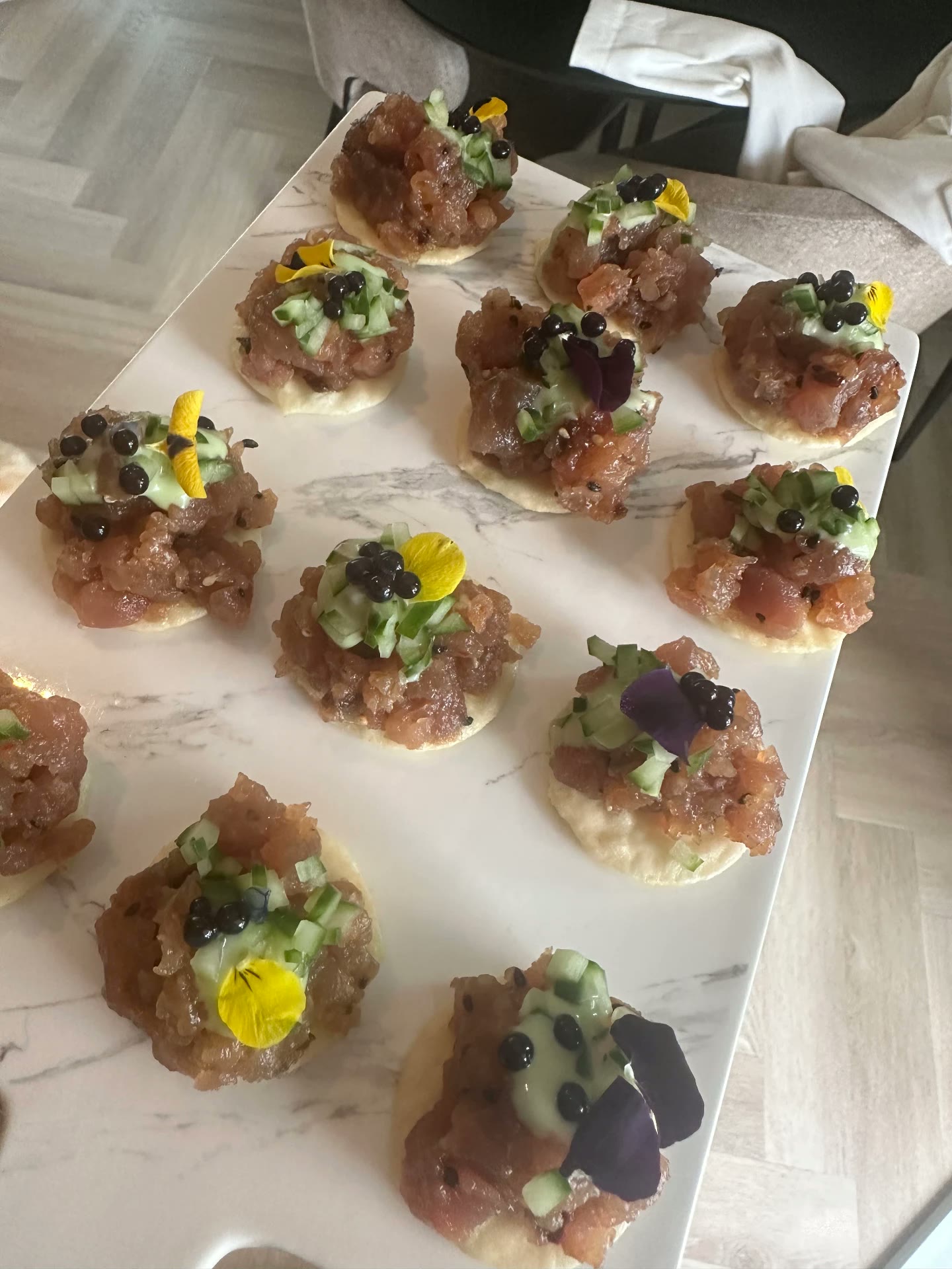 Tonijntartaar op krokante chips met kaviaar